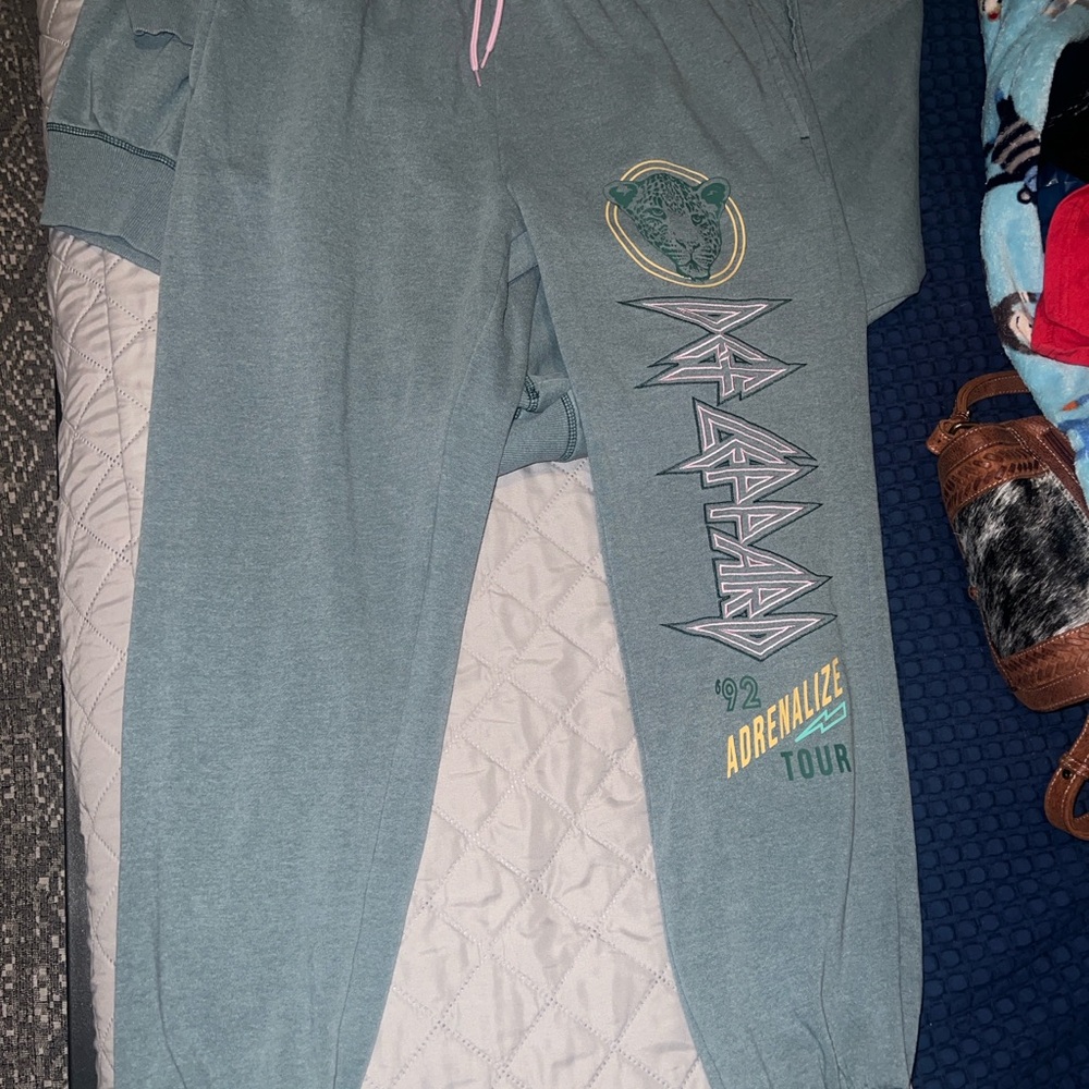 DEF LEPPARD JOGGER PANTS AND SWEATSHIRT SET - Picture 2 of 4